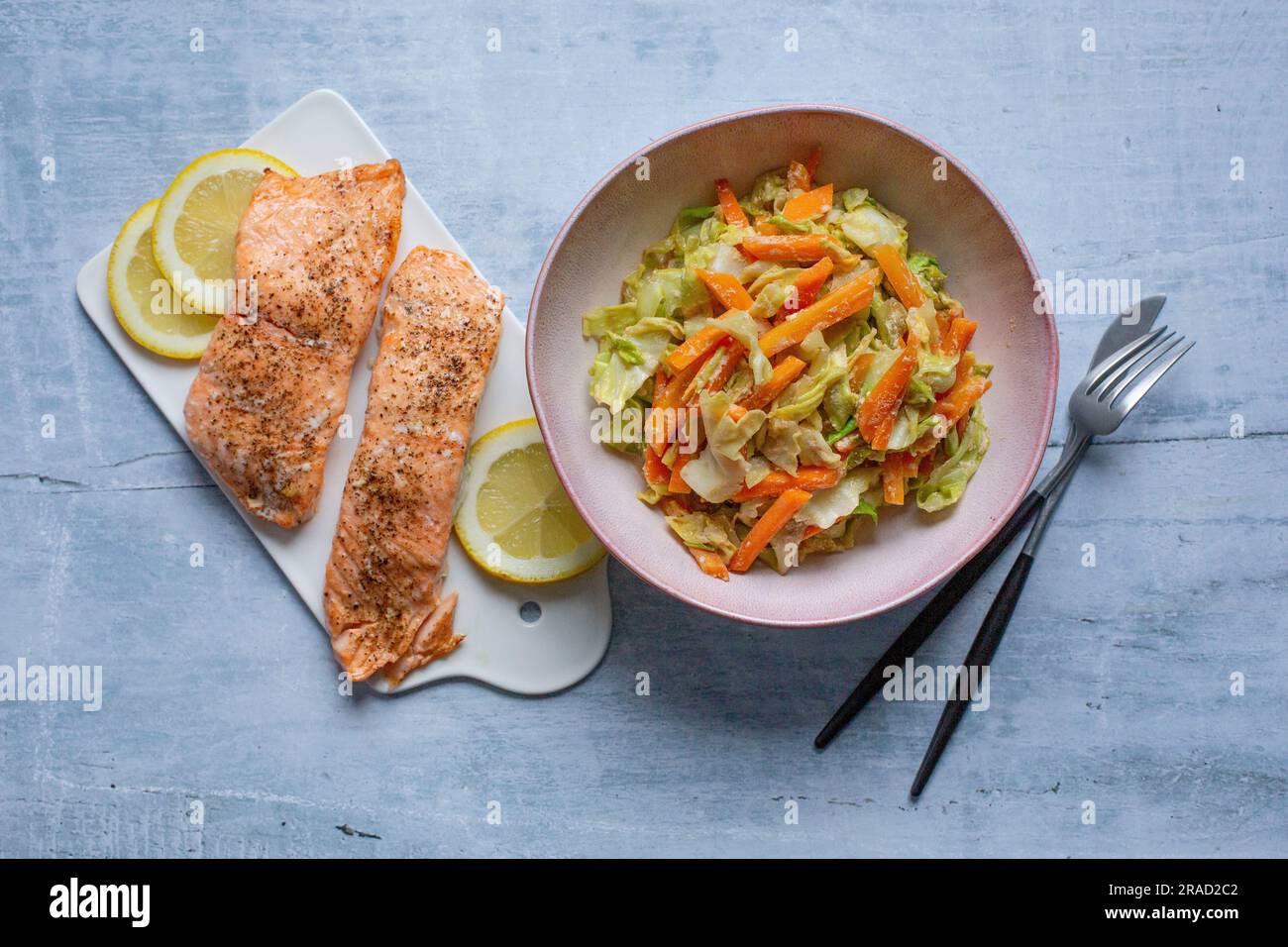 Saumon avec légumes cuits au wok Banque D'Images
