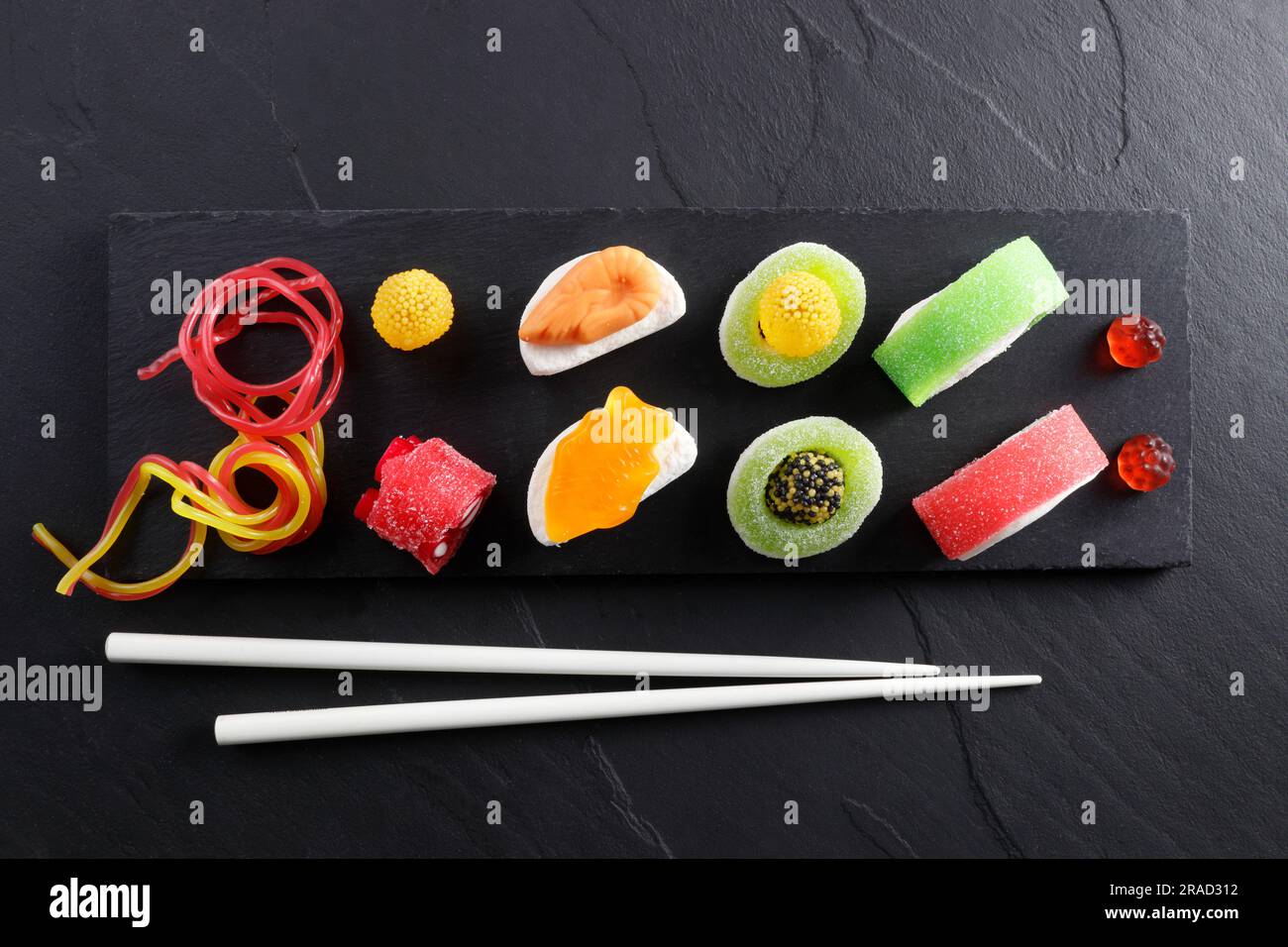 Bonbons colorés en gelée de fruits sous forme de sushi Banque D'Images