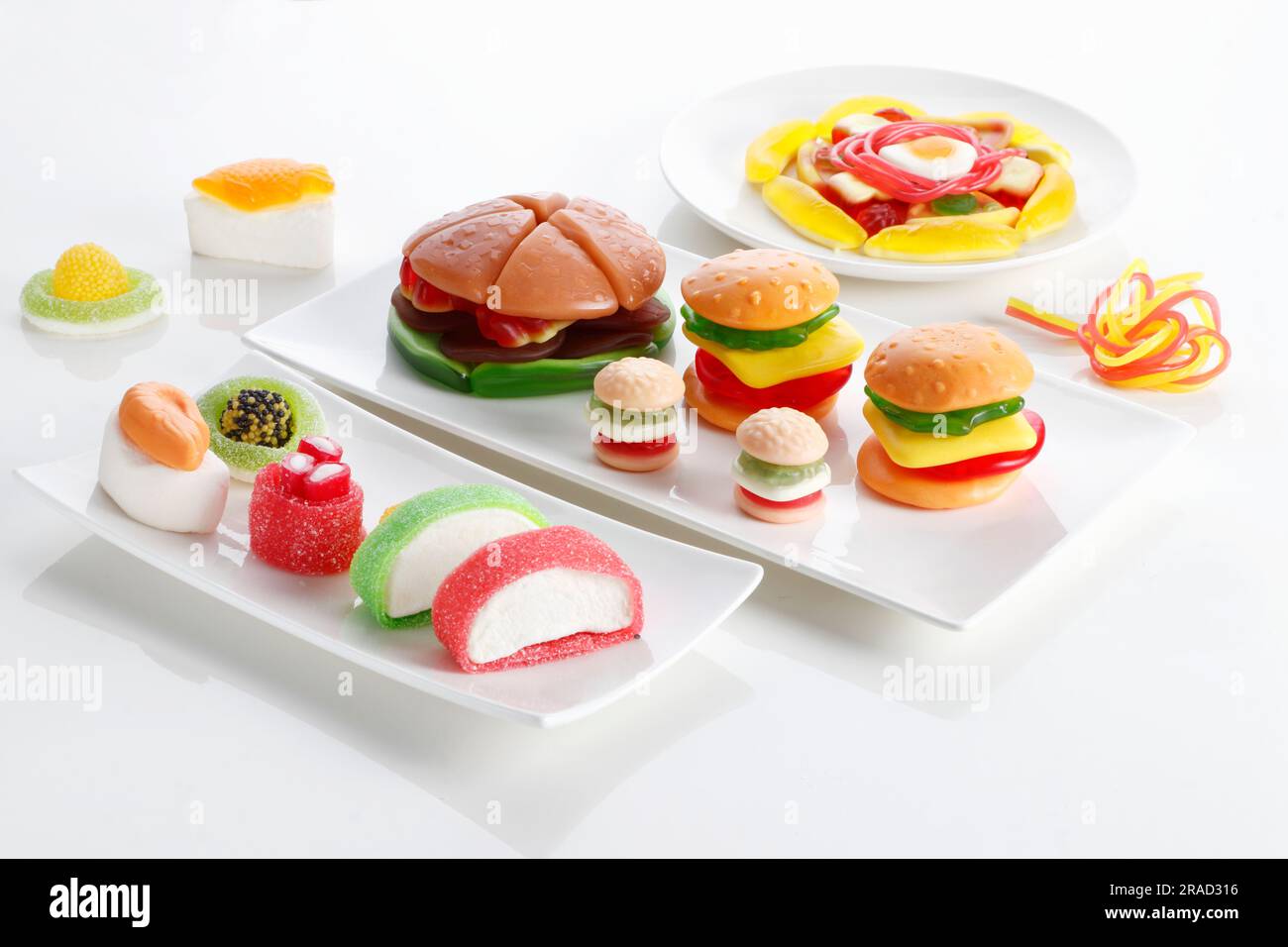 Bonbons colorés en gelée de fruits sous forme de sushis et de hamburgers Banque D'Images