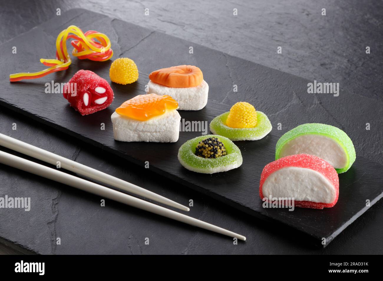 Bonbons colorés en gelée de fruits sous forme de sushis Banque D'Images