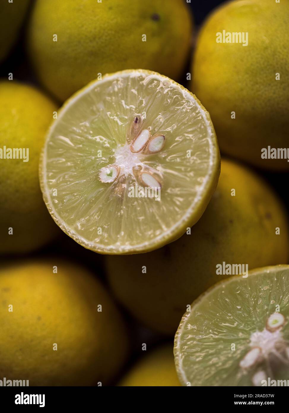 Citrons, entiers et coupés en deux Banque D'Images