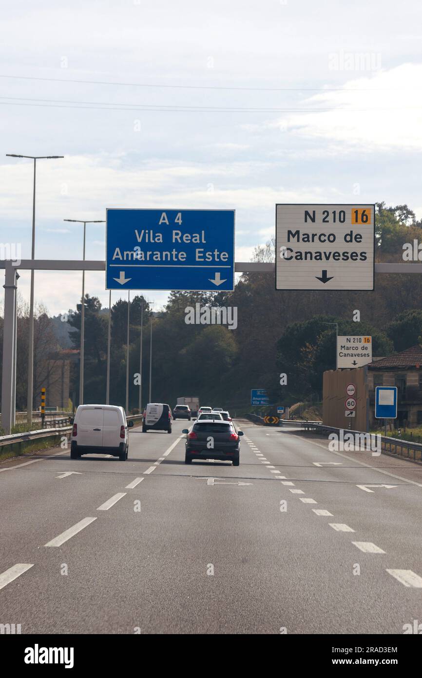 Image d'une section de l'autoroute A4, autoroute transmontana, Porto, Vila Real, Portugal. Panneau d'information, directions. Belle journée avec de hauts nuages. Banque D'Images