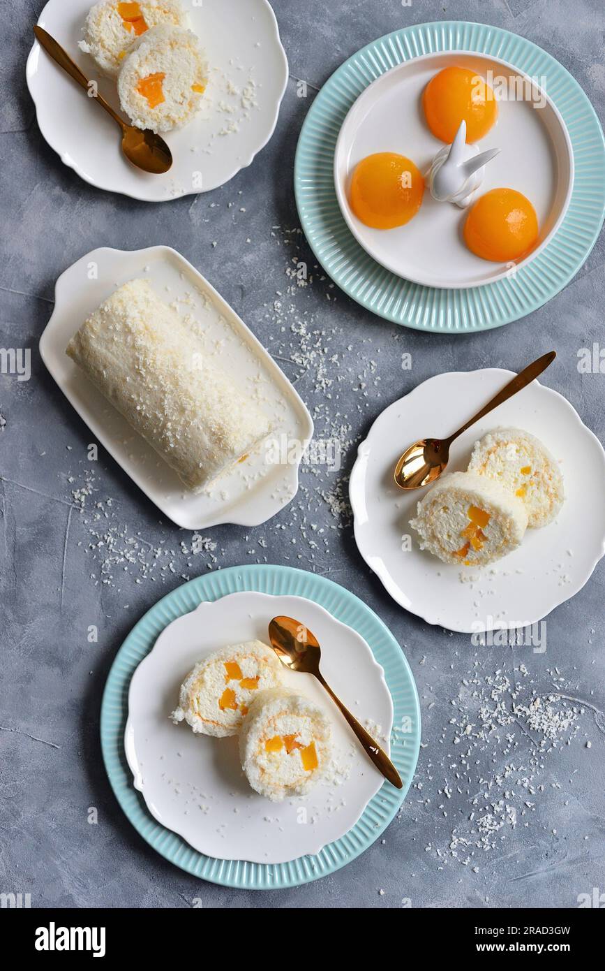 Rouleau de noix de coco meringue à la crème fouettée et aux pêches Banque D'Images