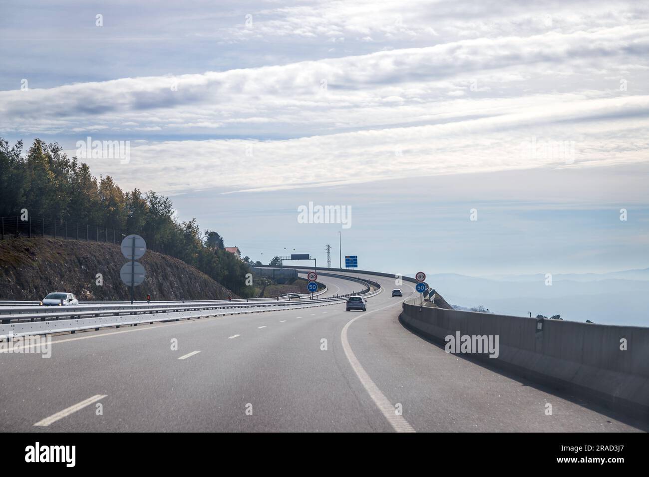 Image d'une section de l'autoroute A4, autoroute transmontana, Porto, Vila Real, Portugal. Belle journée avec de hauts nuages. Banque D'Images