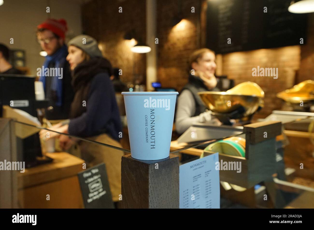 Gros plan sur papier à emporter tasse de « Monmouth Coffee Company » avec une atmosphère animée - Borough, Royaume-Uni Banque D'Images