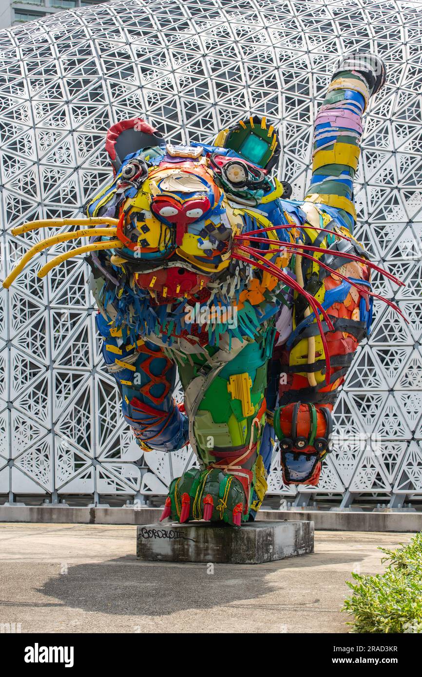 Installation artistique faite de plastique recyclé ou de déchets produits par l'homme, donne aux matériaux de fin de vie un concept éducatif pour la durabilité sur terre. Banque D'Images