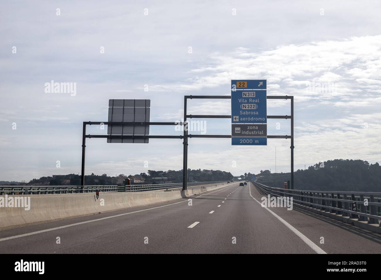 Image d'une section de l'autoroute A4, autoroute transmontana, Porto, Vila Real, Portugal. Panneau d'information, directions. Belle journée avec de hauts nuages. Banque D'Images