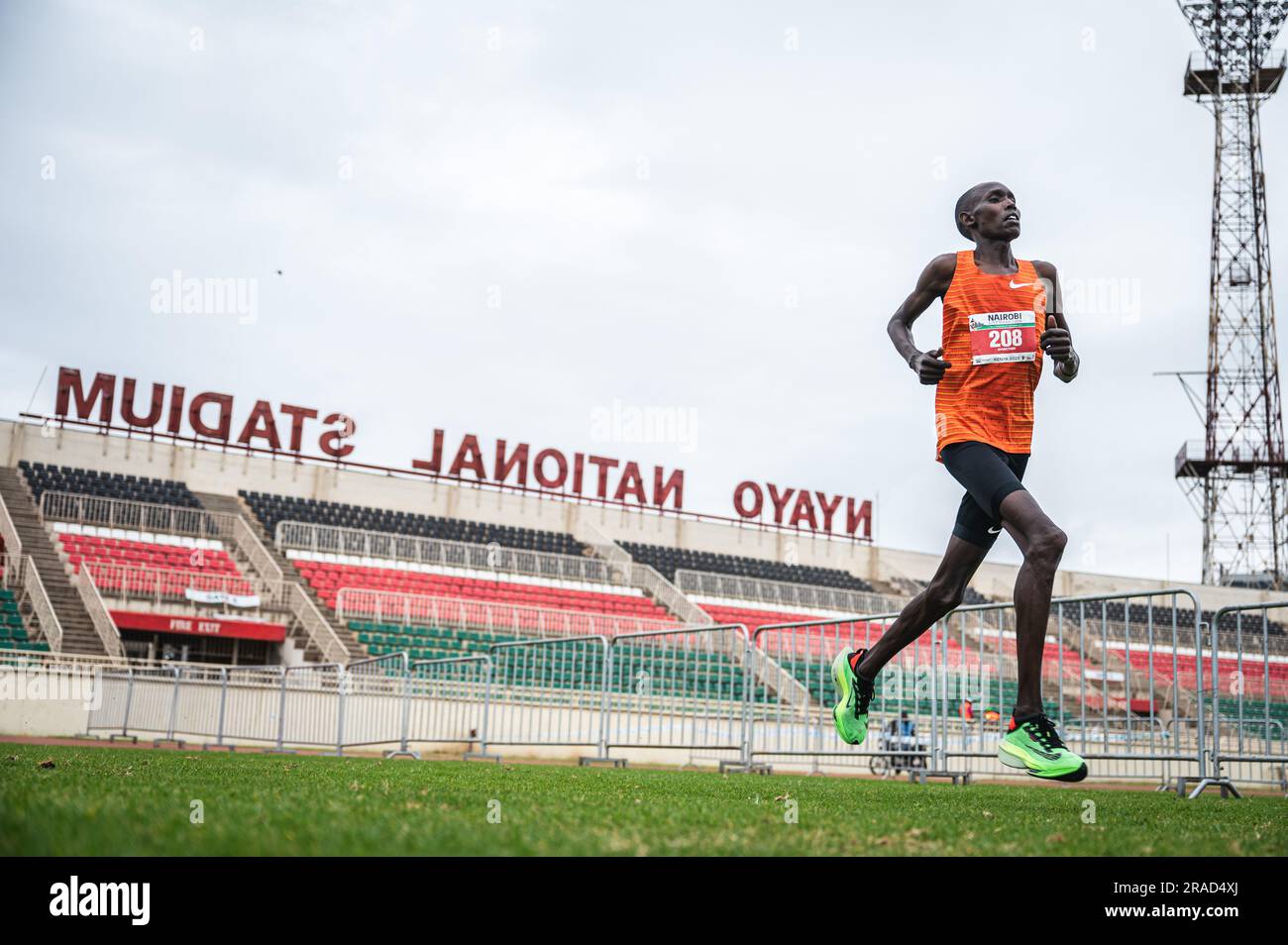 Nairobi. 2nd juillet 2023. Un coureur participe à la deuxième édition du marathon de Nairobi à Nairobi, au Kenya, sur 2 juillet 2023. Crédit: Wang Guansen/Xinhua/Alamy Live News Banque D'Images