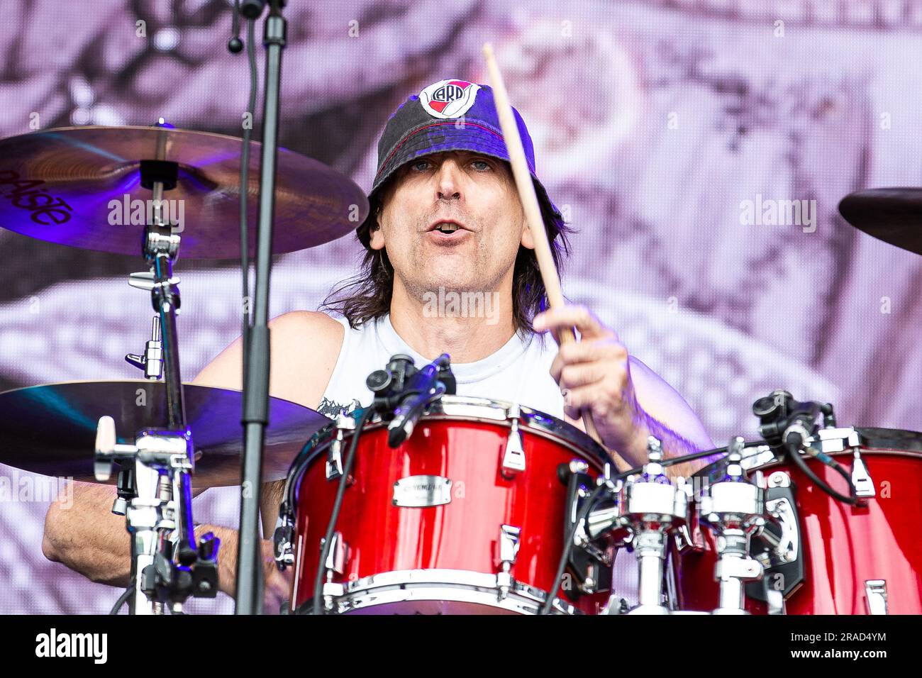 Baroness batteur Sebastian Thomson jouant live Photo Stock - Alamy