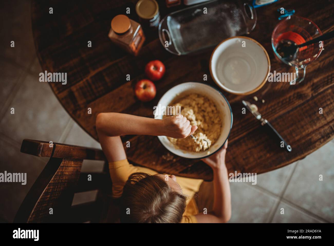 Fille mélangeant des inridents sur la table Banque D'Images