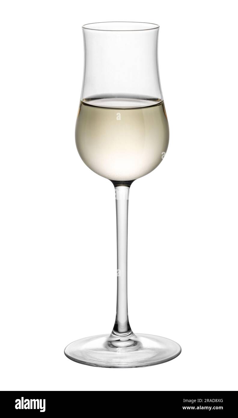 Grappa exquise boisson à l'alcool de raisin italien dans un verre transparent isolé sur fond blanc Banque D'Images