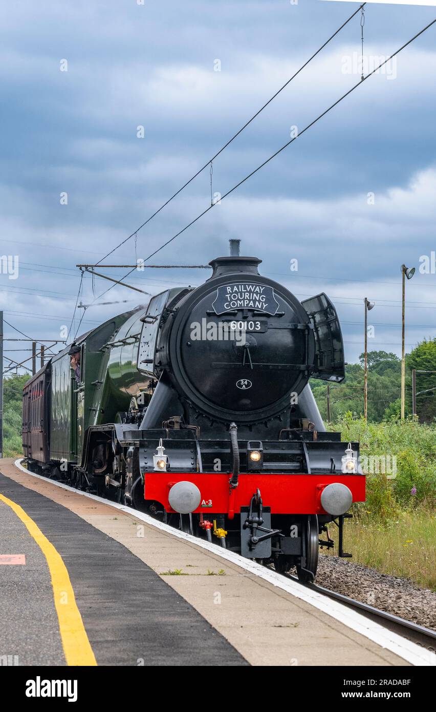 Le célèbre train à vapeur Flying Scotsman arrive à la gare de Grantham, qui se rend de London Kings Cross à Édimbourg dans le cadre de la fête nationale du centenaire Banque D'Images