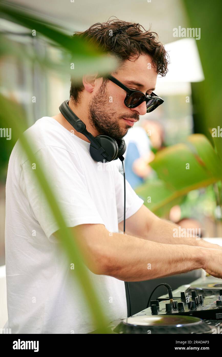 DJ français cool jouant à la fête d'été à Monaco Banque D'Images