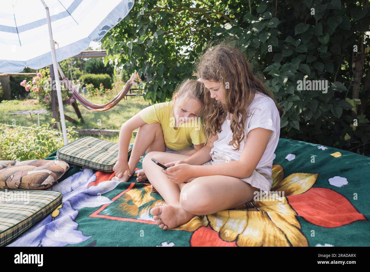 deux sœurs se détendent dans le jardin d'été, la vie de campagne en allemagne Banque D'Images