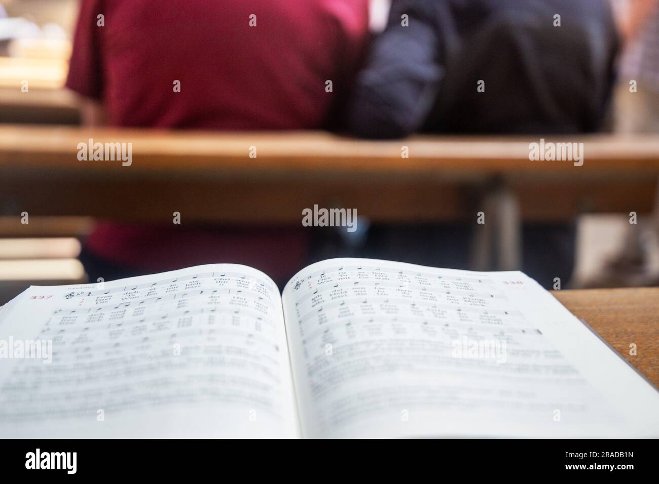 Livre d'hymne ouvert dans une église (image symbole) Banque D'Images