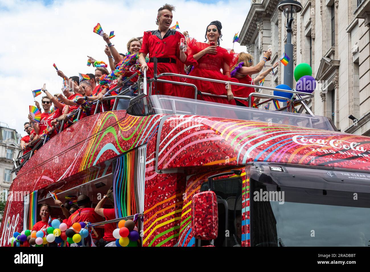 Londres, Royaume-Uni. 1st juillet 2023. Des représentants de Coca-Cola prennent part au défilé de la fierté à Londres. Plus d'un million de personnes ont assisté à la parade de la fierté annuelle de 51st, au cours de laquelle environ 30 000 personnes ont participé à plus de 600 organisations, y compris de nombreux groupes communautaires LGBT+. Crédit : Mark Kerrison/Alamy Live News Banque D'Images