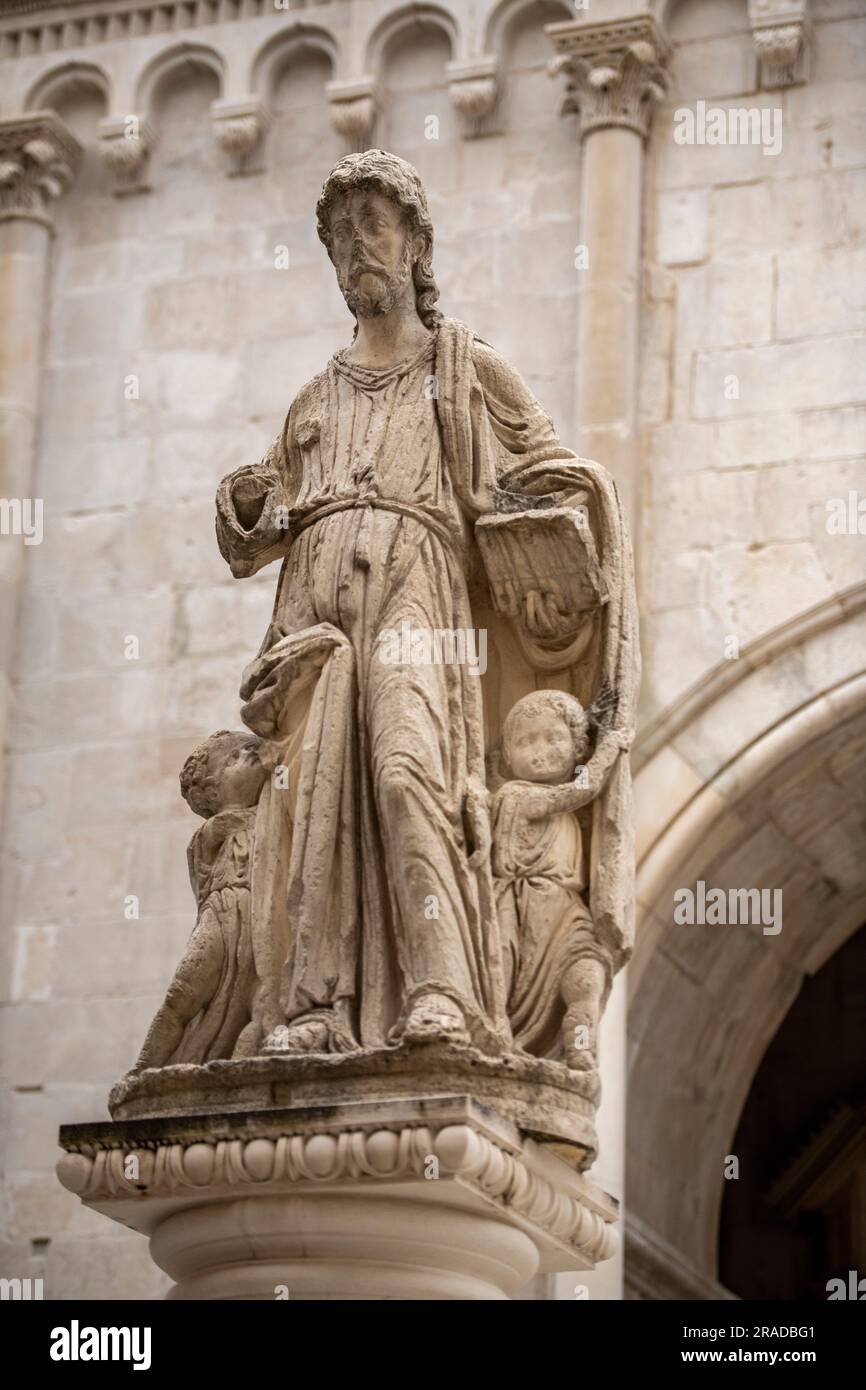 Statue de Saint-Laurent, Saint-Laurent, la place de Trogir, site classé au Patrimoine Mondial de l'UNESCO, la Dalmatie, Croatie Banque D'Images