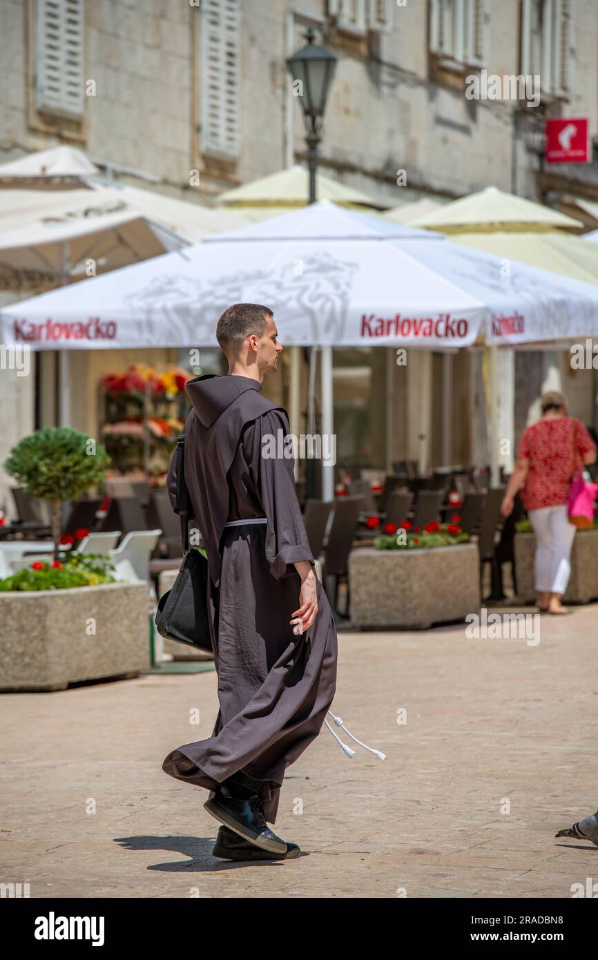 prêtre croate ou moine marchant sur une place dans la ville de sinj près de split en croatie Banque D'Images