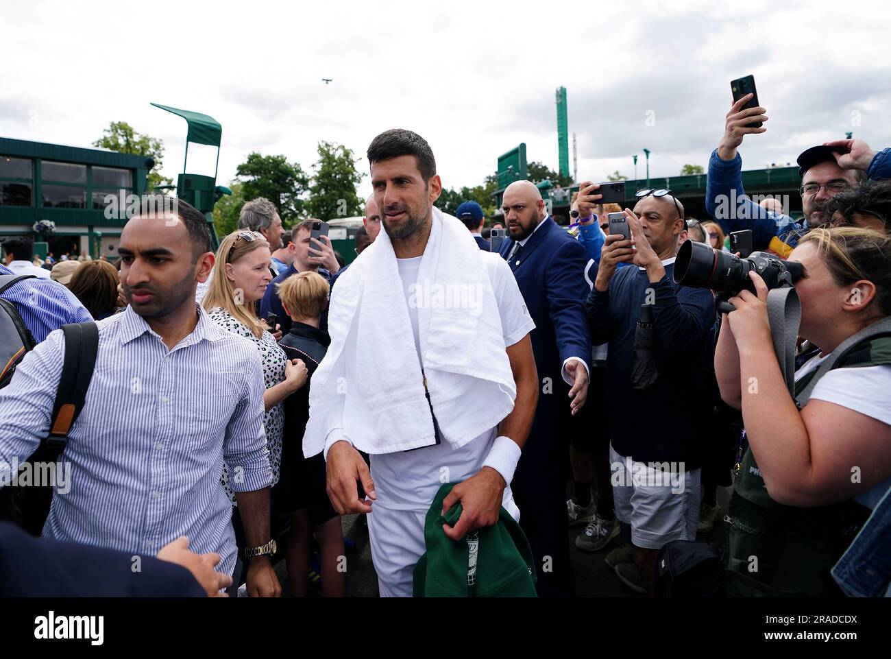Novak Djokovic se promène dans le parc après avoir pratiqué sur les courts extérieurs le premier jour des championnats de Wimbledon 2023 au All England Lawn tennis and Croquet Club de Wimbledon. Date de la photo: Lundi 3 juillet 2023. Banque D'Images Novak Djokovic se promène dans le parc après avoir pratiqué sur les courts extérieurs le premier jour des championnats de Wimbledon 2023 au All England Lawn tennis and Croquet Club de Wimbledon. Date de la photo: Lundi 3 juillet 2023. Banque D'Images