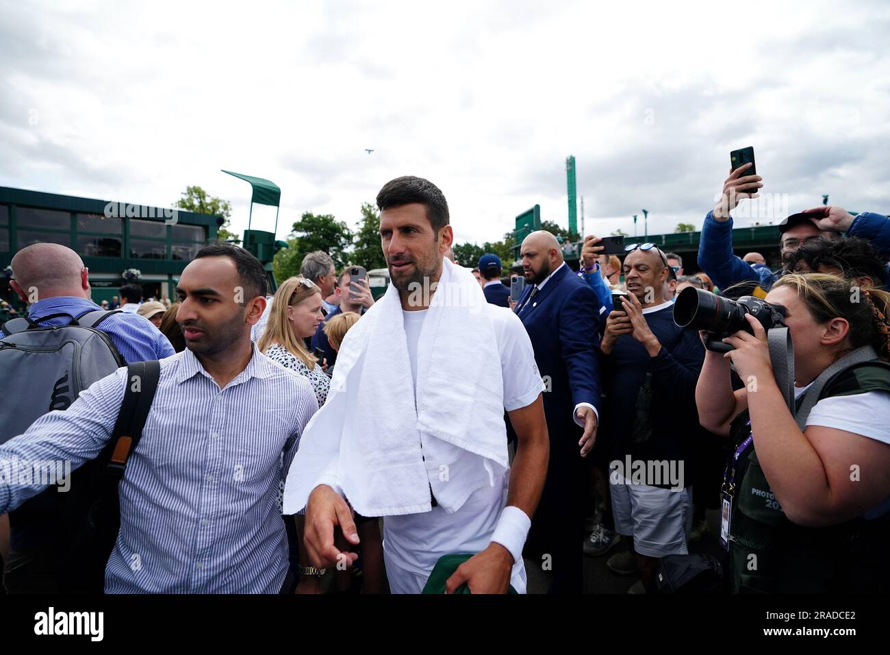 Novak Djokovic se promène dans le parc après avoir pratiqué sur les courts extérieurs le premier jour des championnats de Wimbledon 2023 au All England Lawn tennis and Croquet Club de Wimbledon. Date de la photo: Lundi 3 juillet 2023. Banque D'Images Novak Djokovic se promène dans le parc après avoir pratiqué sur les courts extérieurs le premier jour des championnats de Wimbledon 2023 au All England Lawn tennis and Croquet Club de Wimbledon. Date de la photo: Lundi 3 juillet 2023. Banque D'Images