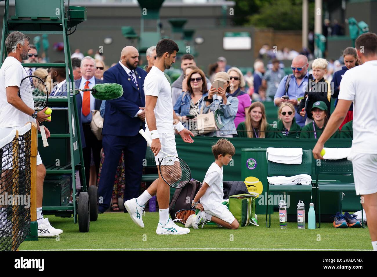 Stefan Djokovic, le fils de Novak Djokovic s'entraînant sur les courts extérieurs le premier jour des championnats de Wimbledon 2023 au All England Lawn tennis and Croquet Club à Wimbledon. Date de la photo: Lundi 3 juillet 2023. Banque D'Images Stefan Djokovic, le fils de Novak Djokovic s'entraînant sur les courts extérieurs le premier jour des championnats de Wimbledon 2023 au All England Lawn tennis and Croquet Club à Wimbledon. Date de la photo: Lundi 3 juillet 2023. Banque D'Images