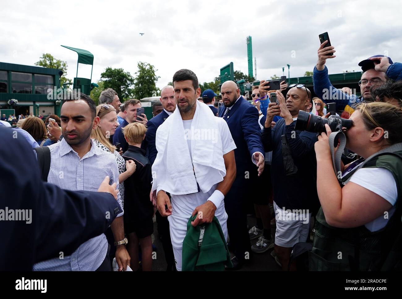 Novak Djokovic se promène dans le parc après avoir pratiqué sur les courts extérieurs le premier jour des championnats de Wimbledon 2023 au All England Lawn tennis and Croquet Club de Wimbledon. Date de la photo: Lundi 3 juillet 2023. Banque D'Images Novak Djokovic se promène dans le parc après avoir pratiqué sur les courts extérieurs le premier jour des championnats de Wimbledon 2023 au All England Lawn tennis and Croquet Club de Wimbledon. Date de la photo: Lundi 3 juillet 2023. Banque D'Images