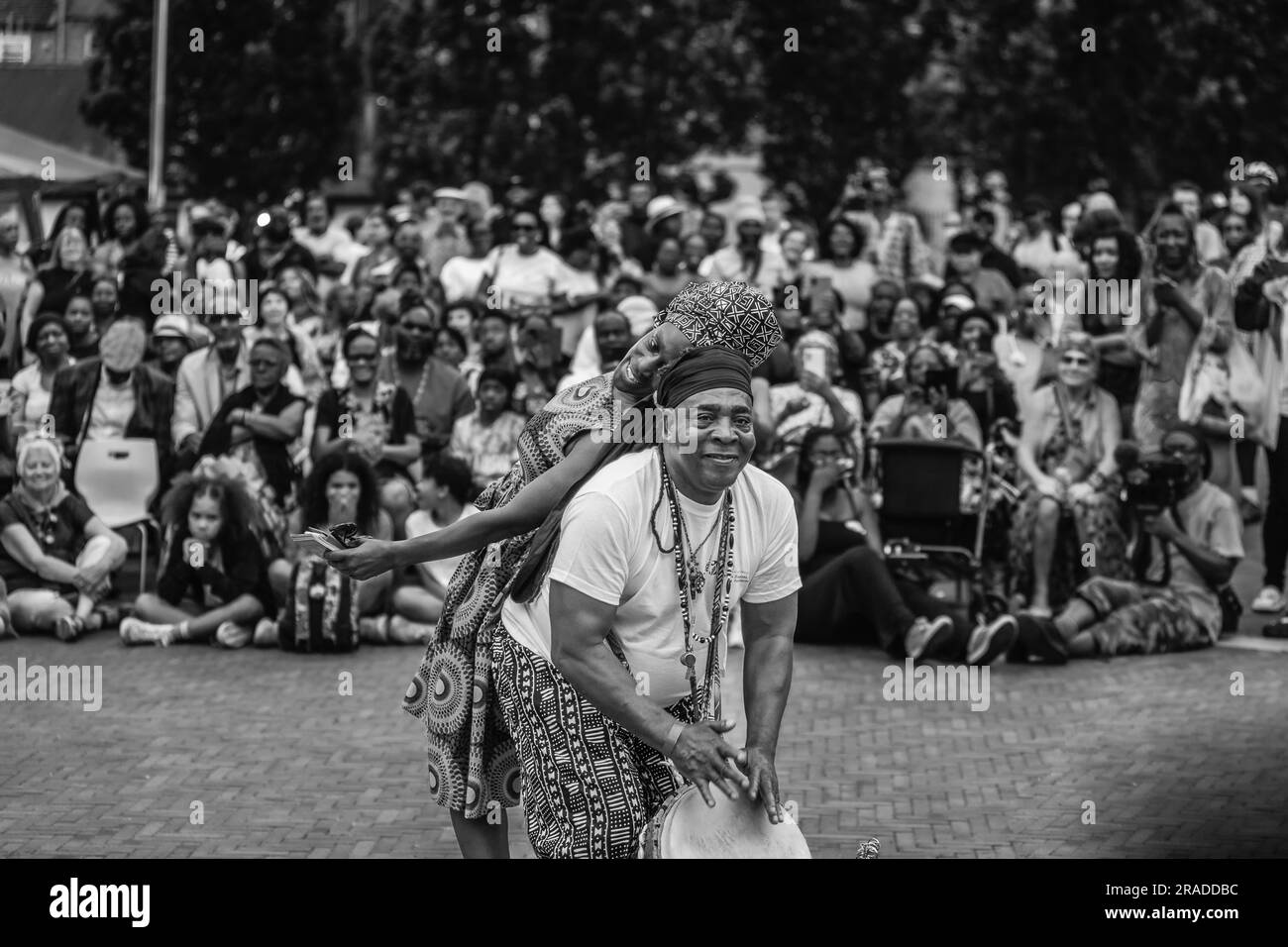 Image en noir et blanc d'Akosua Boakye rejoignant AkomaAsa Performing Arts Academy à Windrush Square à Brixton, Londres. Banque D'Images
