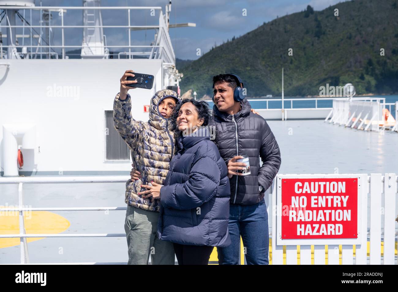 Vue imprenable sur Queen Charlotte Sound (Tōtaranu) de Wellington à Picton Cook Strait Ferry traversée de l'île du Nord à l'île du Sud, Nouvelle-Zélande Banque D'Images