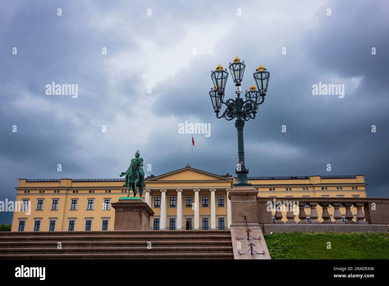 Oslo, Norvège, 20 juin 2023 : les touristes visitent le Palais royal pendant une journée de tempête. C'est là que fonctionne la monarchie, le Roi préside le Conseil o Banque D'Images