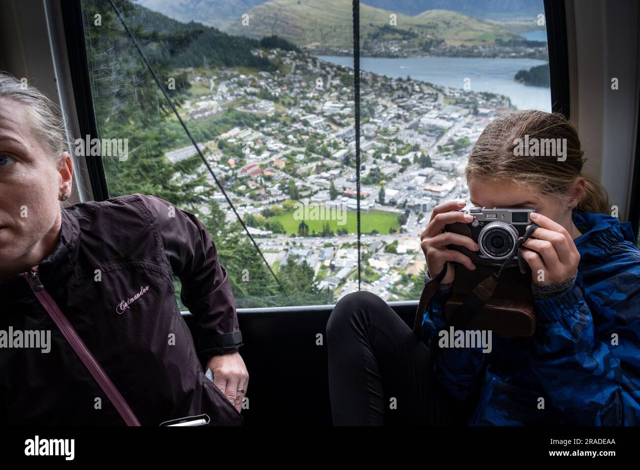 Une mère et sa fille prennent des photos dans le téléphérique jusqu'à Skyline Resort sur Bob's Peak à Queenstown, en Nouvelle-Zélande. Photo : Rob Watkins Banque D'Images