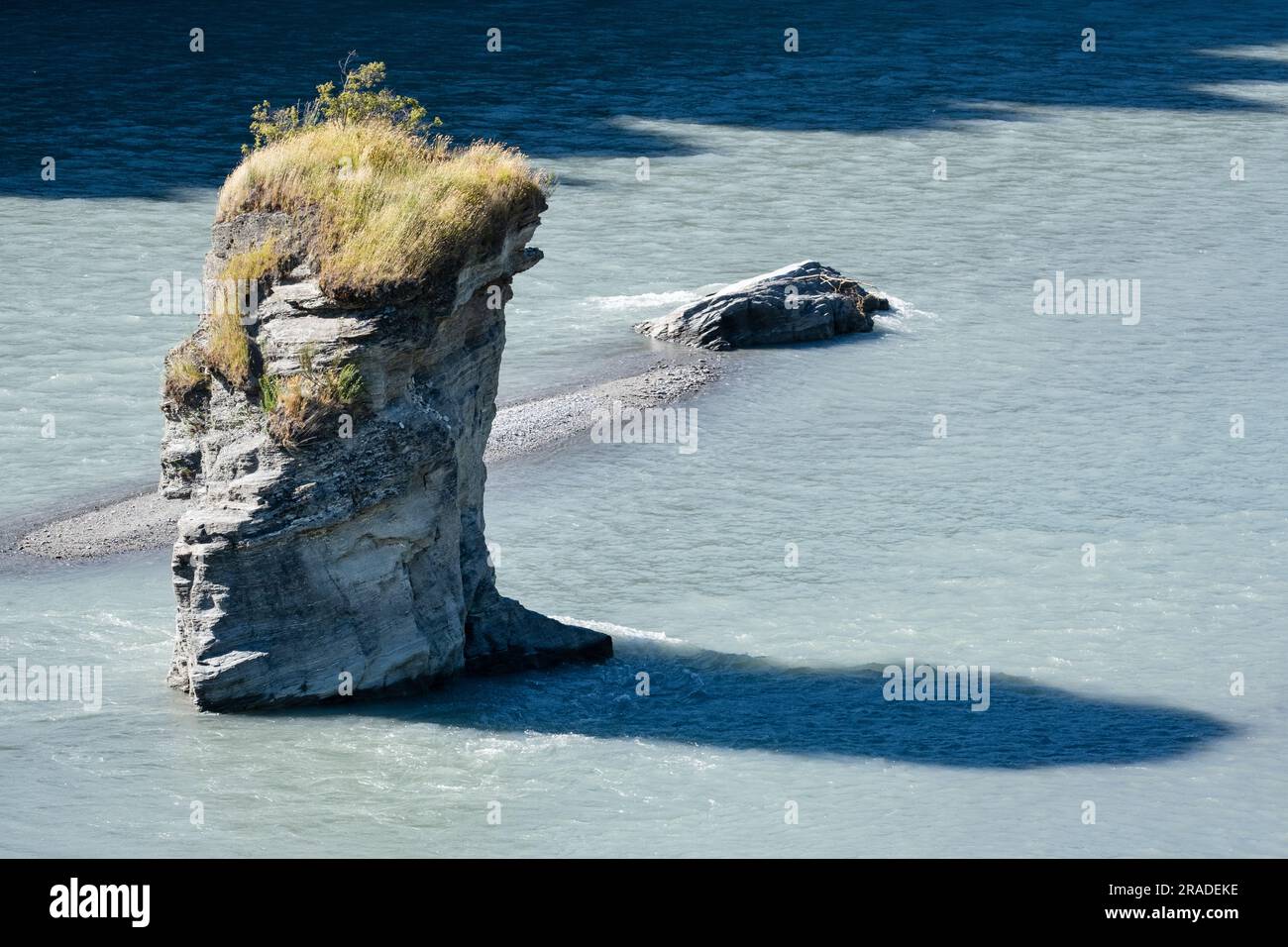 Îles dans le ruisseau du delta de la rivière Shotover en été, au nord de Queenstown dans l'île du Sud de la Nouvelle-Zélande. Photo : Rob Watkins Banque D'Images