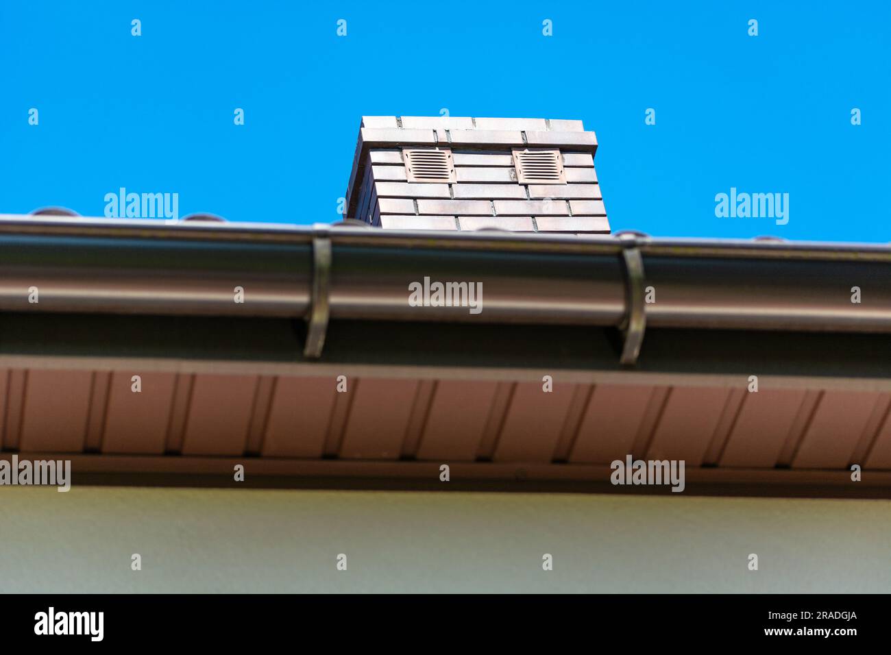 Cheminée en briques brunes avec deux grilles de ventilation, vue de dessous, foyer sur la cheminée Banque D'Images