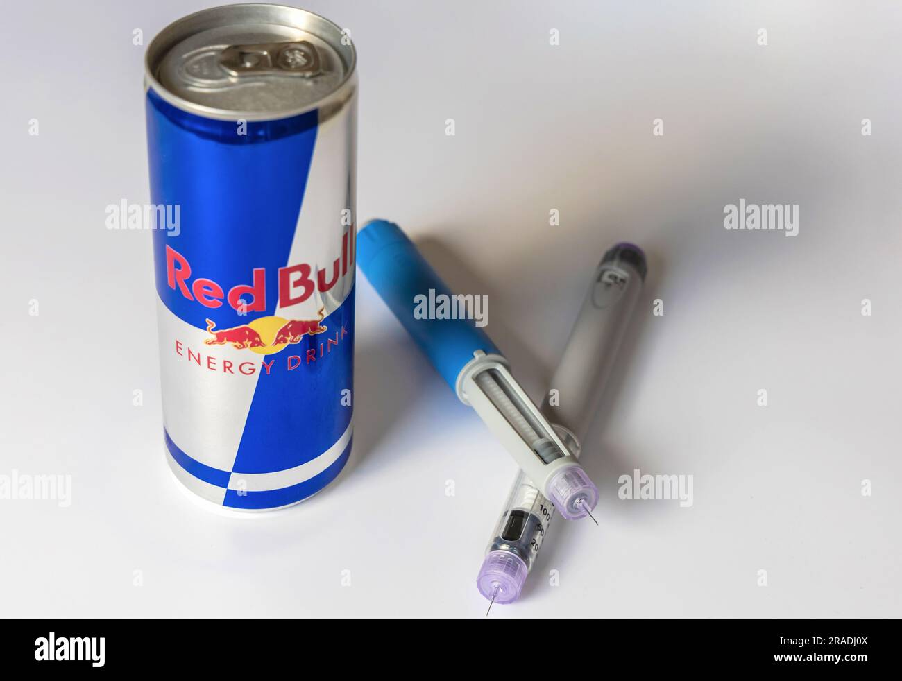 Stylo d'injection d'insuline ou stylo cartouche d'insuline pour diabétiques  et boisson énergétique Red Bull. Matériel médical pour les parients  diabétiques Photo Stock - Alamy