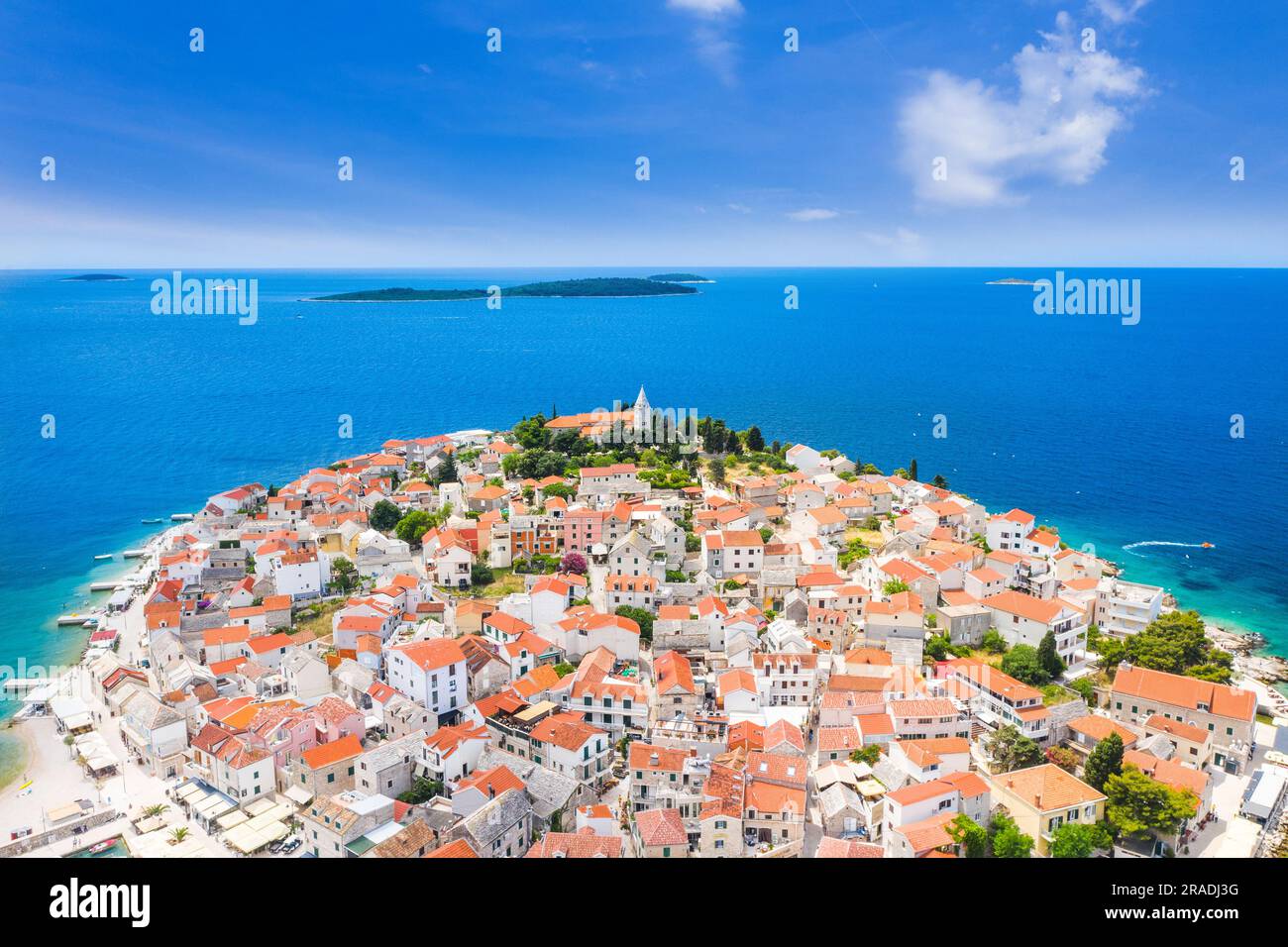 Ville Adriatique de Primosten, vue panoramique aérienne, Dalmatie, Croatie Banque D'Images