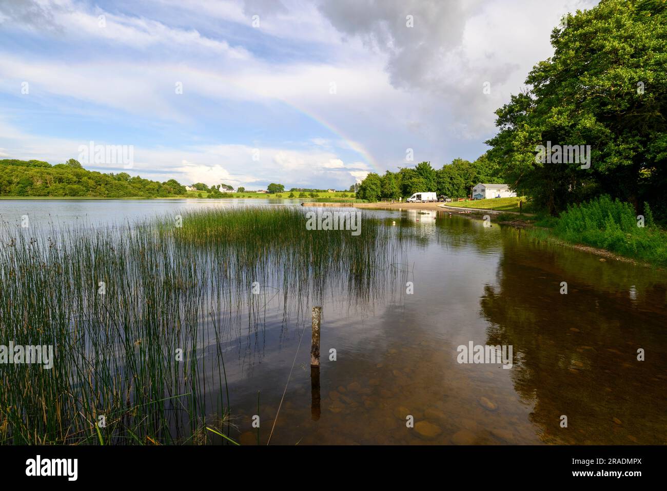 Errit Lough, comté de Roscommon, Irlande avec Erritt Lodge et jetée Banque D'Images