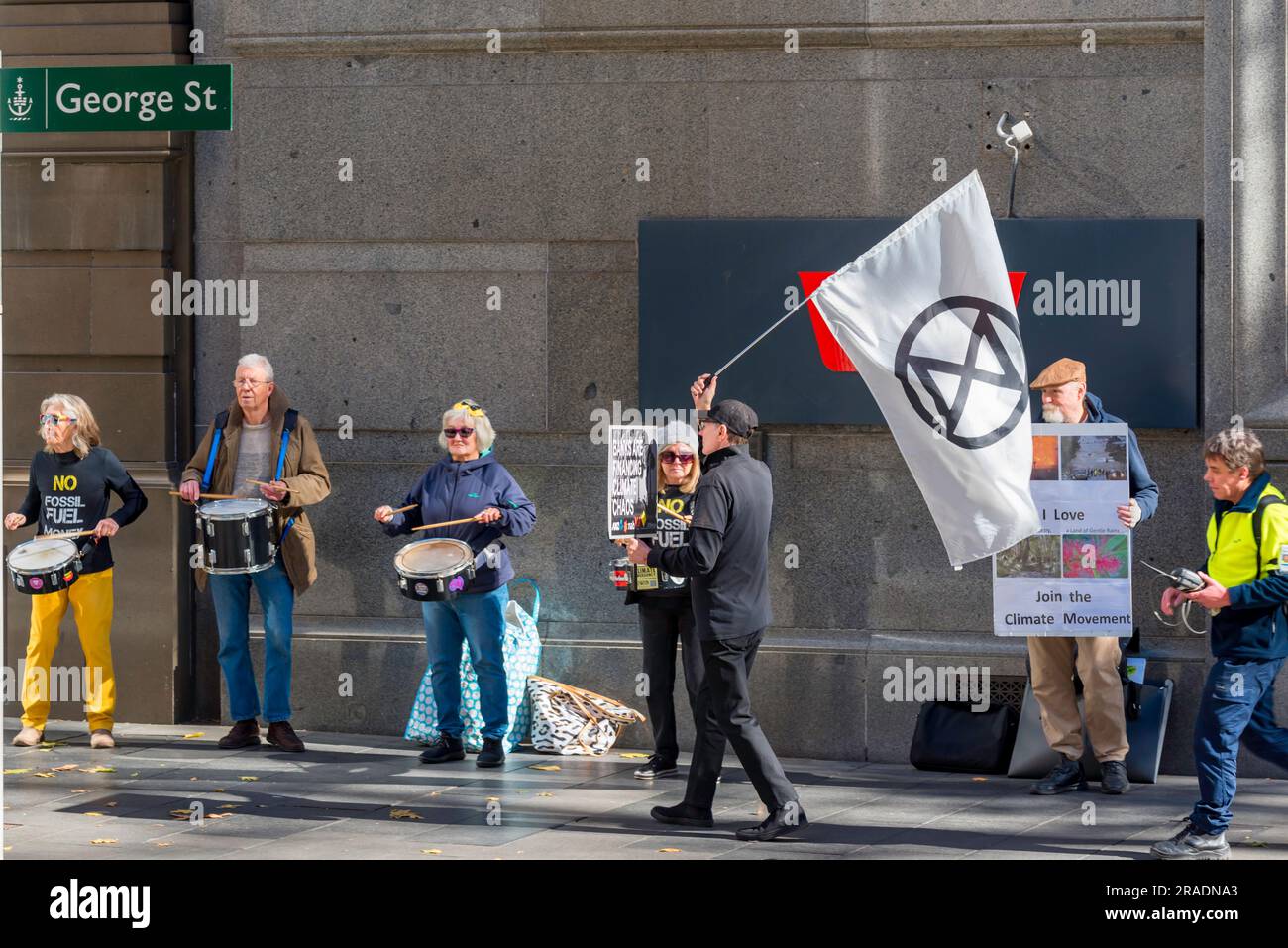 Les membres de la rébellion des extinction protestent à George Street, Sydney, en Australie, contre les banques australiennes qui financent les combustibles fossiles Banque D'Images