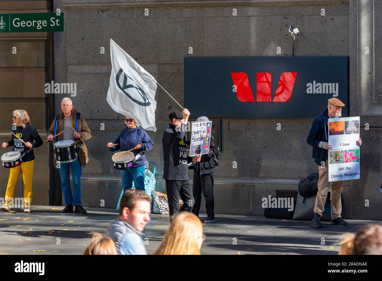 Les membres de la rébellion des extinction protestent à George Street, Sydney, en Australie, contre les banques australiennes qui financent les combustibles fossiles Banque D'Images