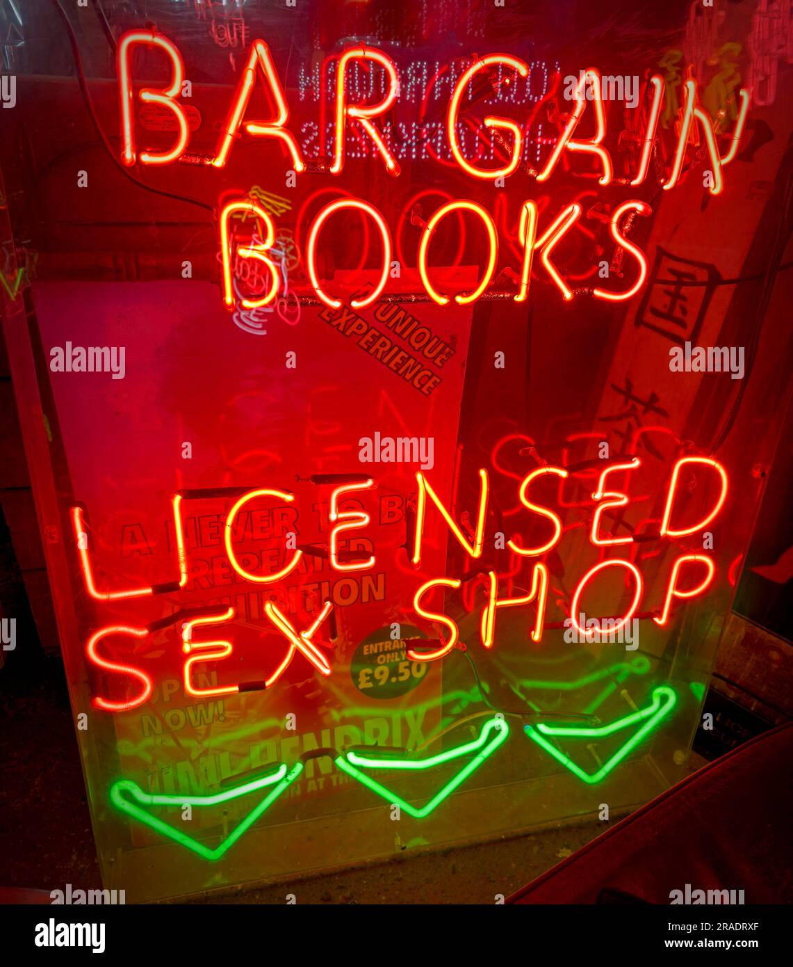 Soho Red Neon invite dans des boutiques de livres et de magazines érotiques, des boutiques d'aide sexuelle, dans le quartier de divertissement West End de Londres Banque D'Images