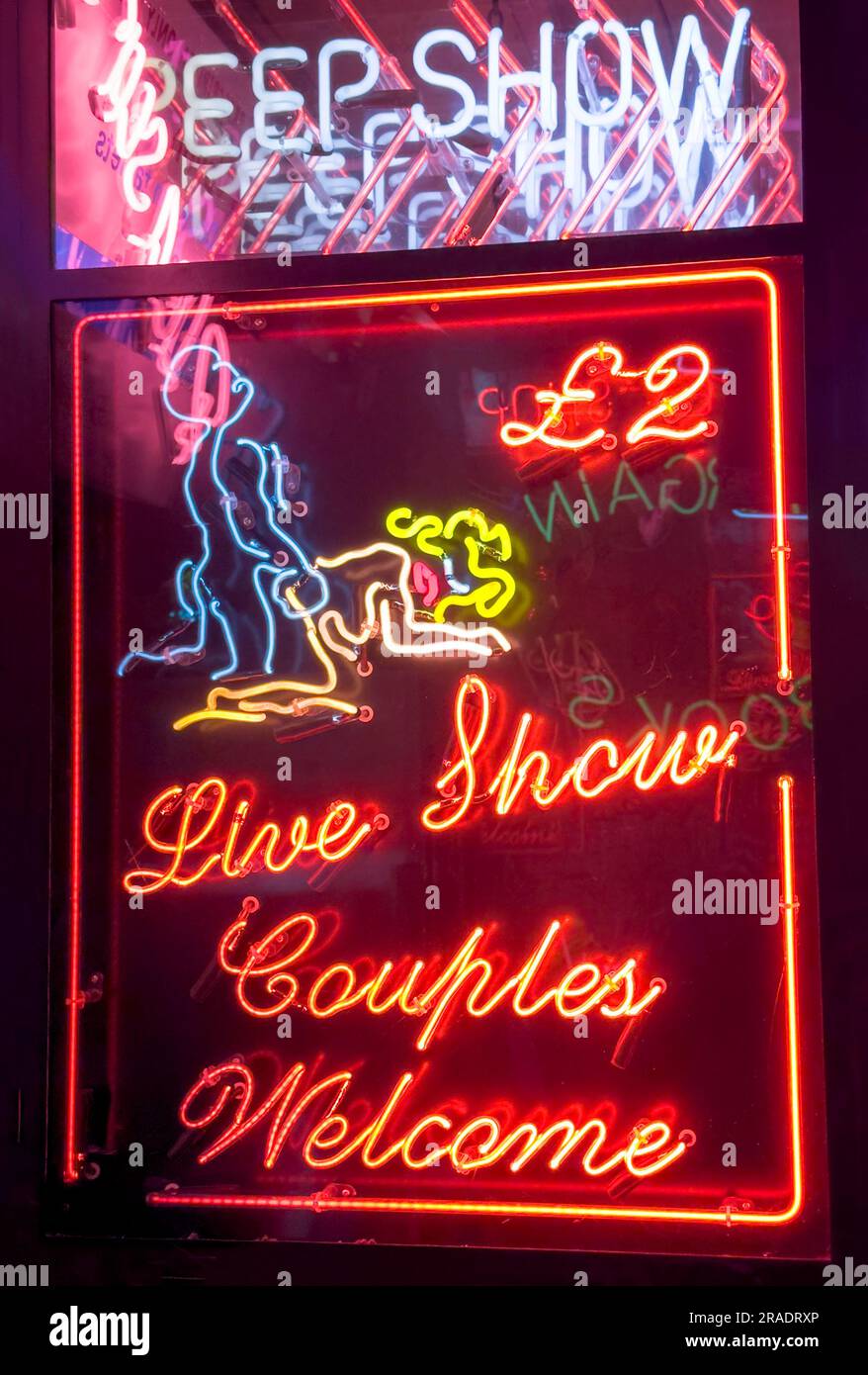 Soho Red Neon invite à des spectacles de peep, des spectacles exotiques, des spectacles en direct, dans le quartier de divertissement West End de Londres Banque D'Images