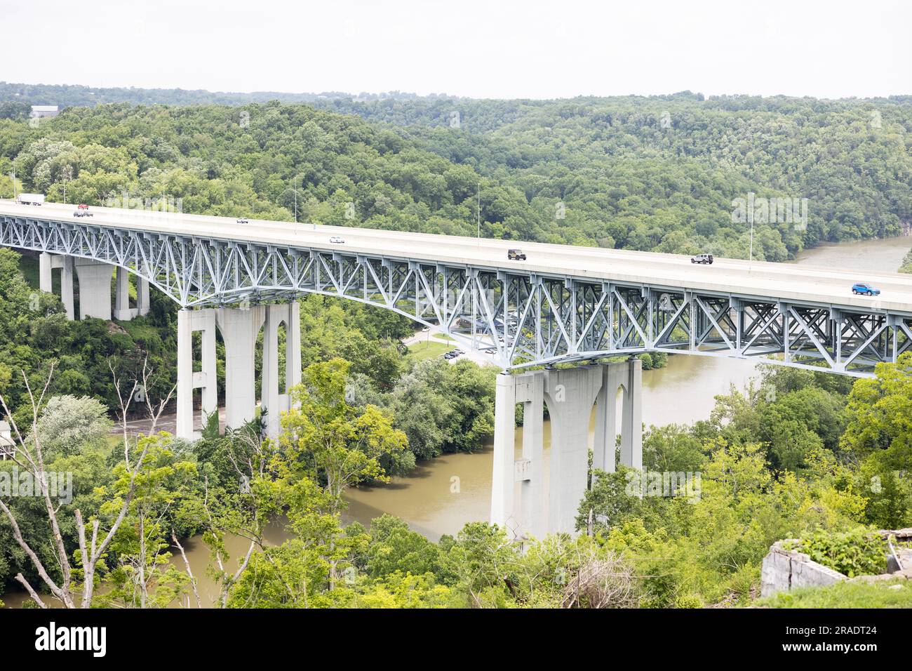 Le pont routier Clays Ferry Interstate 75 traverse la rivière Kentucky à Richmond en dehors de Lexington, Kentucky, États-Unis. Banque D'Images