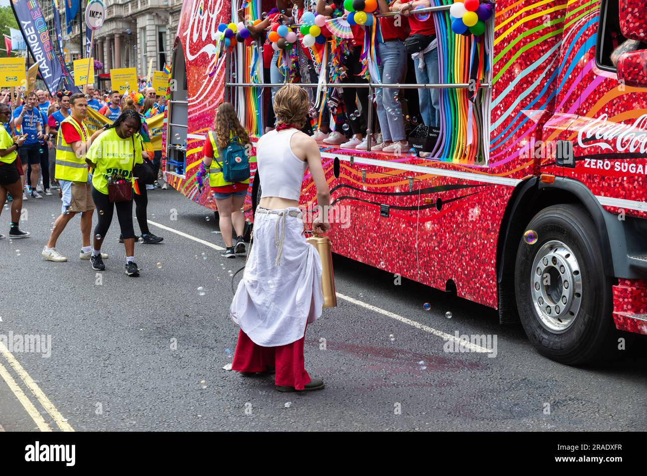 Il vous suffit d'arrêter la manifestation Oil à Pride à Londres 2023, célébration de LGBT+. Protster pulvérisant de la peinture autour du véhicule Coca Cola et des participants au défilé Banque D'Images