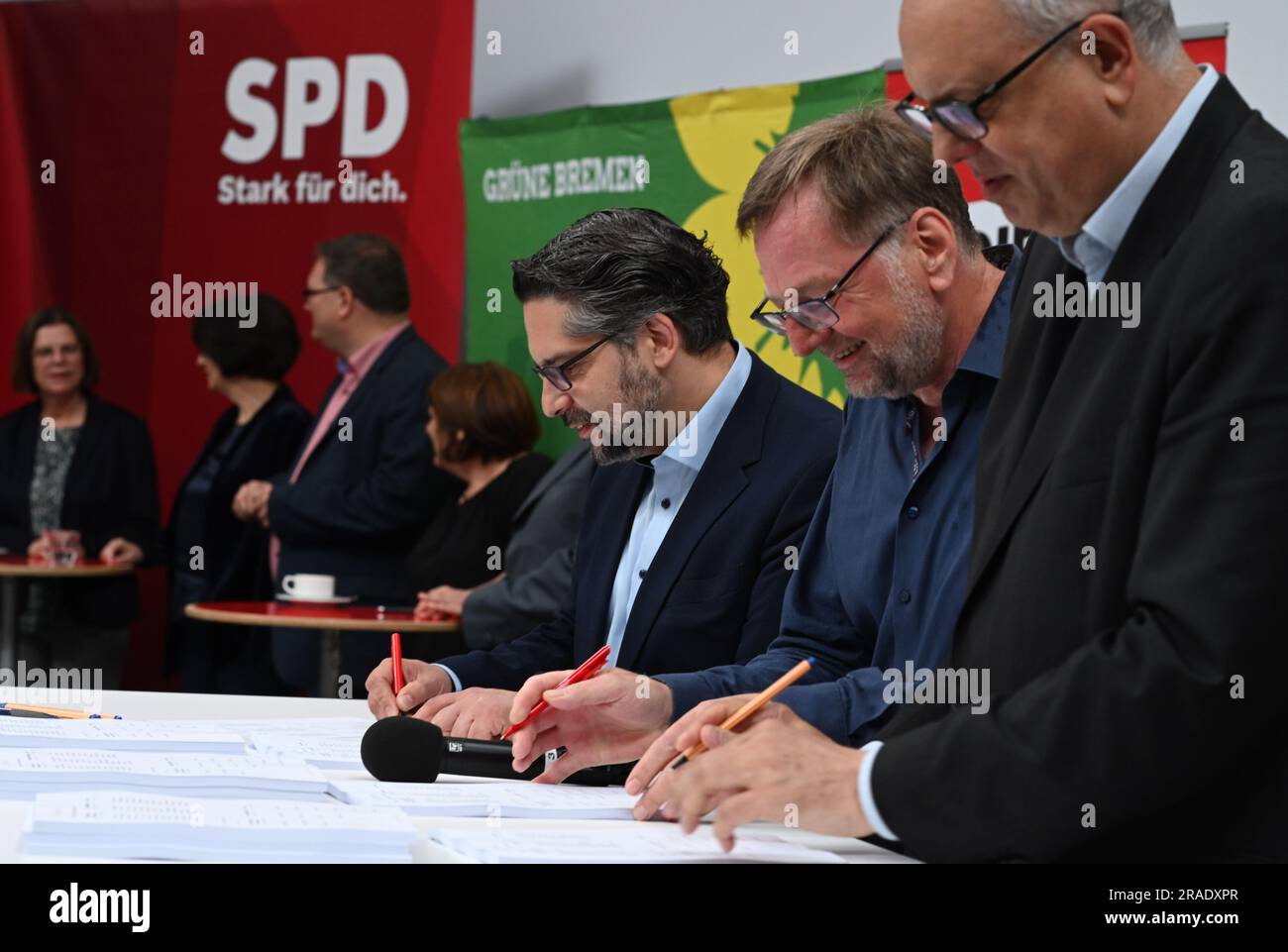 Brême, Allemagne. 03rd juillet 2023. Mustafa Güngär (SPD, l-r), Reinhold Wetje, Président du SPD Land de Brême, et Andreas Bovenschulte, Maire et Président du Sénat de Brême, ont signé l'accord de coalition pour le SPD. Au cours du week-end, les conventions des partis d'État du SPD, des Verts et du Parti de gauche ont approuvé le nouvel accord de coalition. Crédit : Lars Penning/dpa/Alay Live News Banque D'Images
