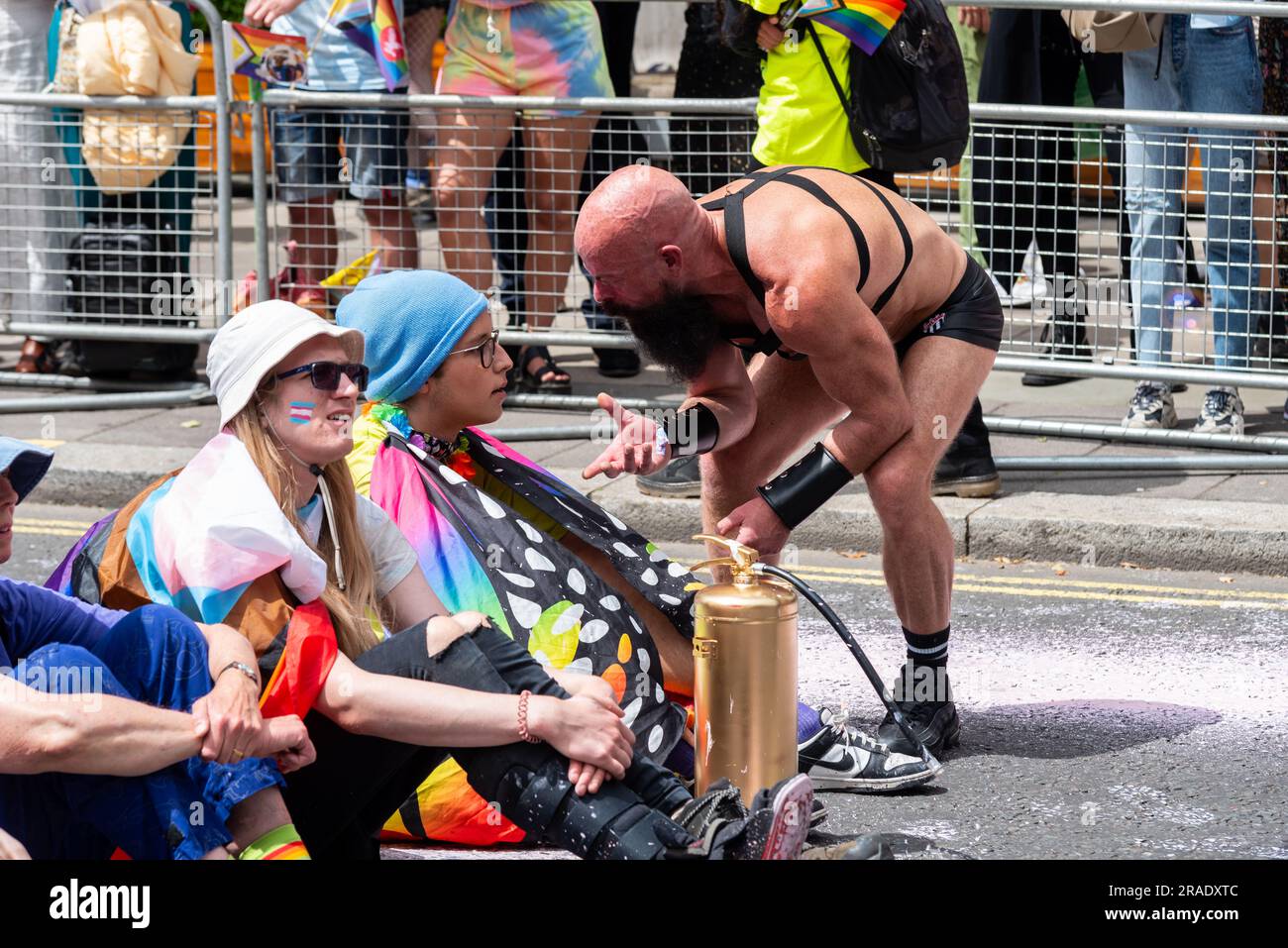 Just Stop Oil Protest Stop Pride à Londres 2023, célébration de LGBT+. Un participant de fierté se remontant avec les manifestants pour se débarrasser de la route Banque D'Images