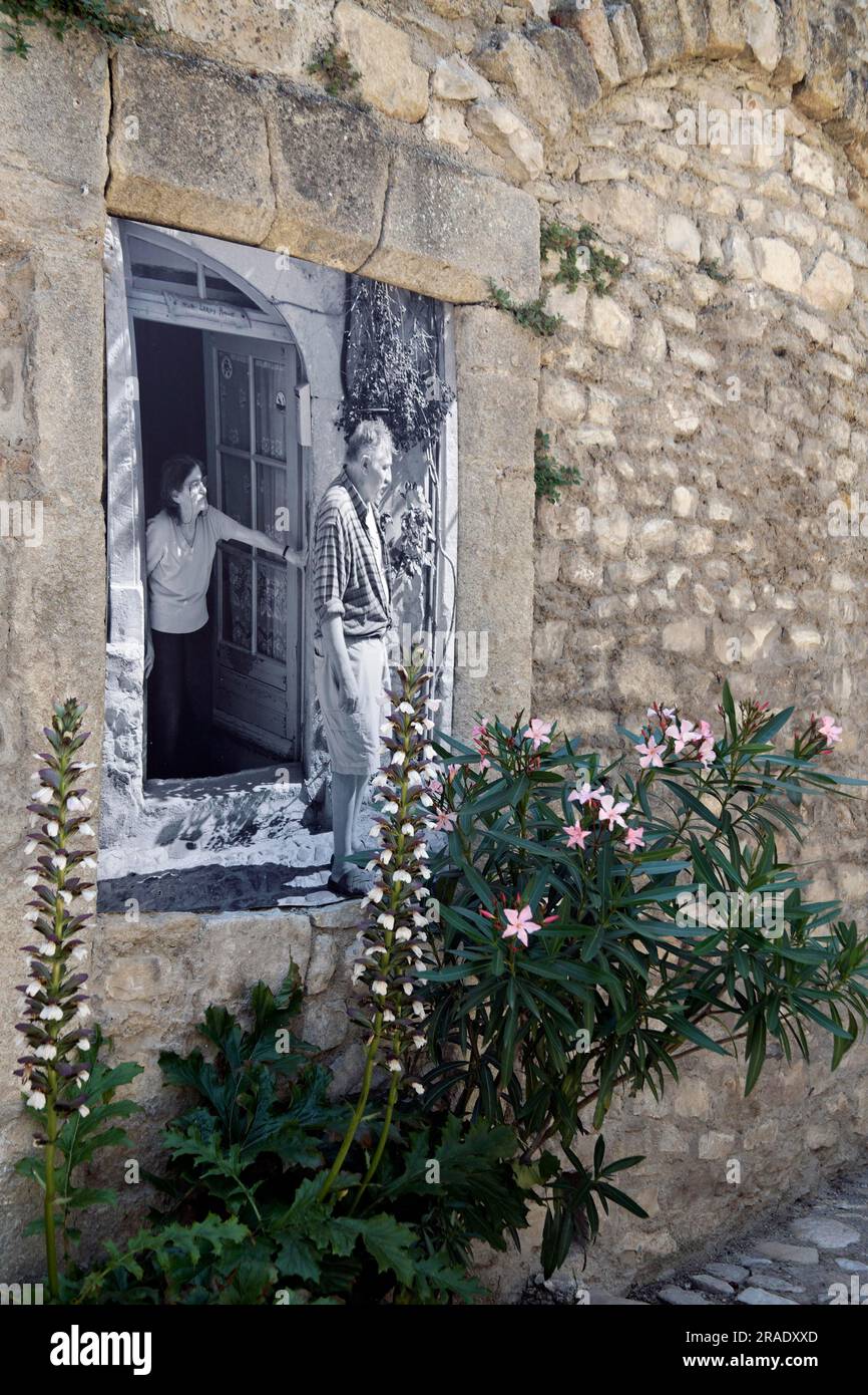 Exposition de photos librement accessible à Vaison la Romaine en Provence Banque D'Images