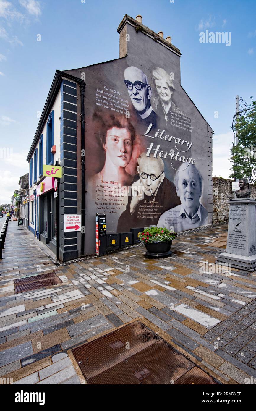 Murale de Carrick-on-Shannon, qui dépeint certains des plus célèbres écrivains et poètes de Leitrim, Banque D'Images