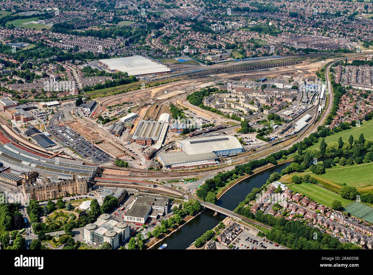 Vue aérienne de la ville historique de York, avec la gare et le musée du chemin de fer, dans le nord de l'Angleterre, dans le nord du Yorkshire, au Royaume-Uni Banque D'Images