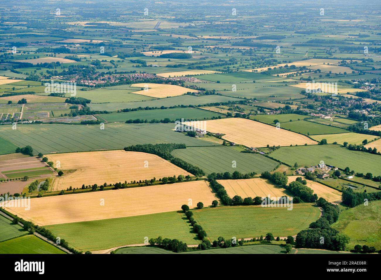 Dans les airs, paysage rural britannique montrant les modèles de champ et les cultures prêtes pour la récolte, North Yorkshire, Northern England, UK Banque D'Images