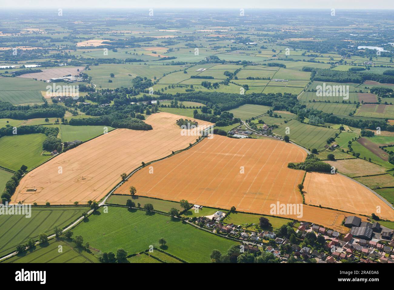 Dans les airs, paysage rural britannique montrant les modèles de champ et les cultures prêtes pour la récolte, North Yorkshire, Northern England, UK Banque D'Images