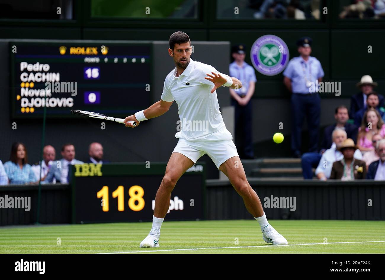 Novak Djokovic en action contre Pedro Cachin (non représenté) le premier jour des Championnats de Wimbledon 2023 au All England Lawn tennis and Croquet Club à Wimbledon. Date de la photo: Lundi 3 juillet 2023. Banque D'Images Novak Djokovic en action contre Pedro Cachin (non représenté) le premier jour des Championnats de Wimbledon 2023 au All England Lawn tennis and Croquet Club à Wimbledon. Date de la photo: Lundi 3 juillet 2023. Banque D'Images