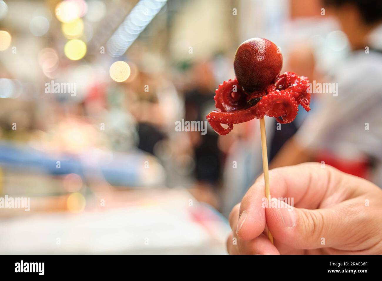 Tako Tamago, bébé poulpe avec un œuf à la coque dans la tête, à Osaka, Japon. Banque D'Images